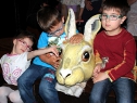 Fotografia: Dzieci po spektaklu oglądają rekwizyty